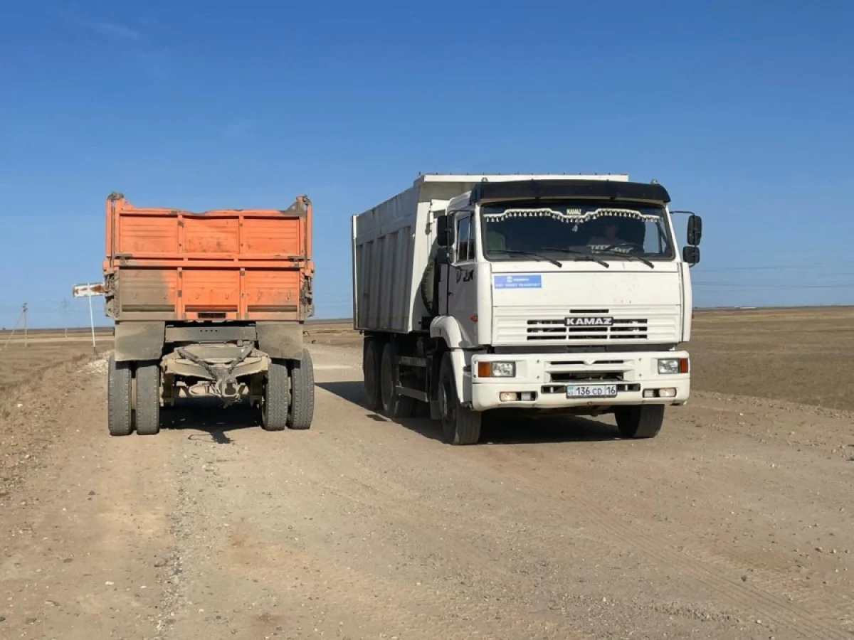 Поселок в 7 километрах от Семея отрезан от мира из-за плохой дороги