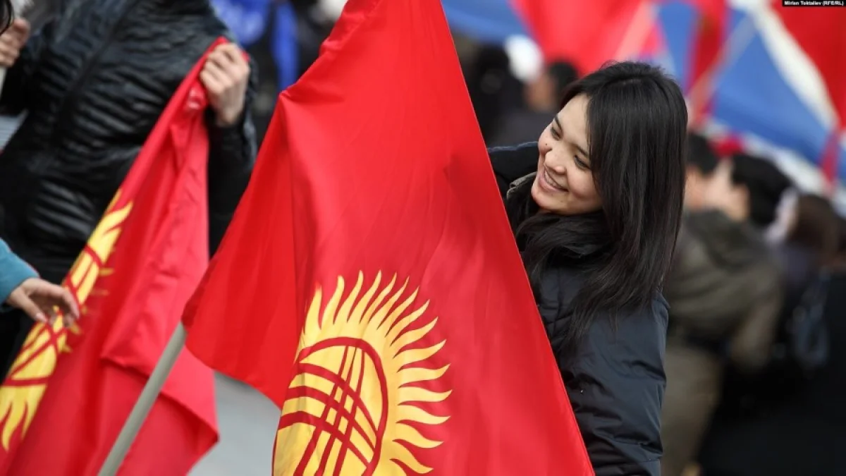 Киргизия нужна регистрация. Флаг Киргизии девушка. Девушка с кыргызским флагом. Люди с флагом Кыргызстана. Патриот кыргыз.