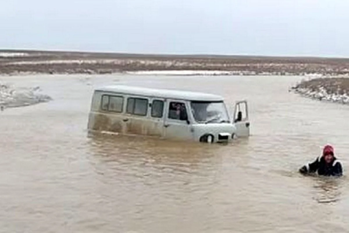 Талые воды разрушили сельскую дорогу в Актюбинской области