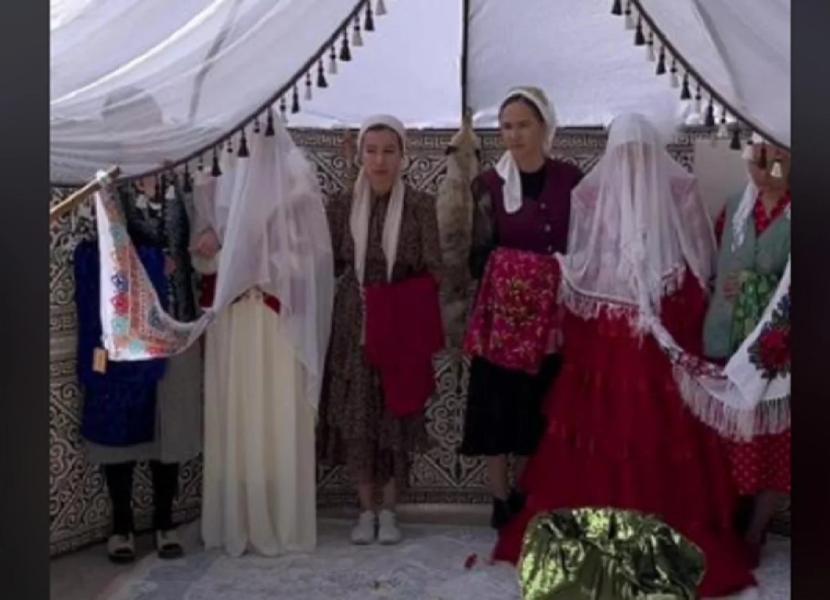 Бір қызды үш ақымақ бір рет сиқытады