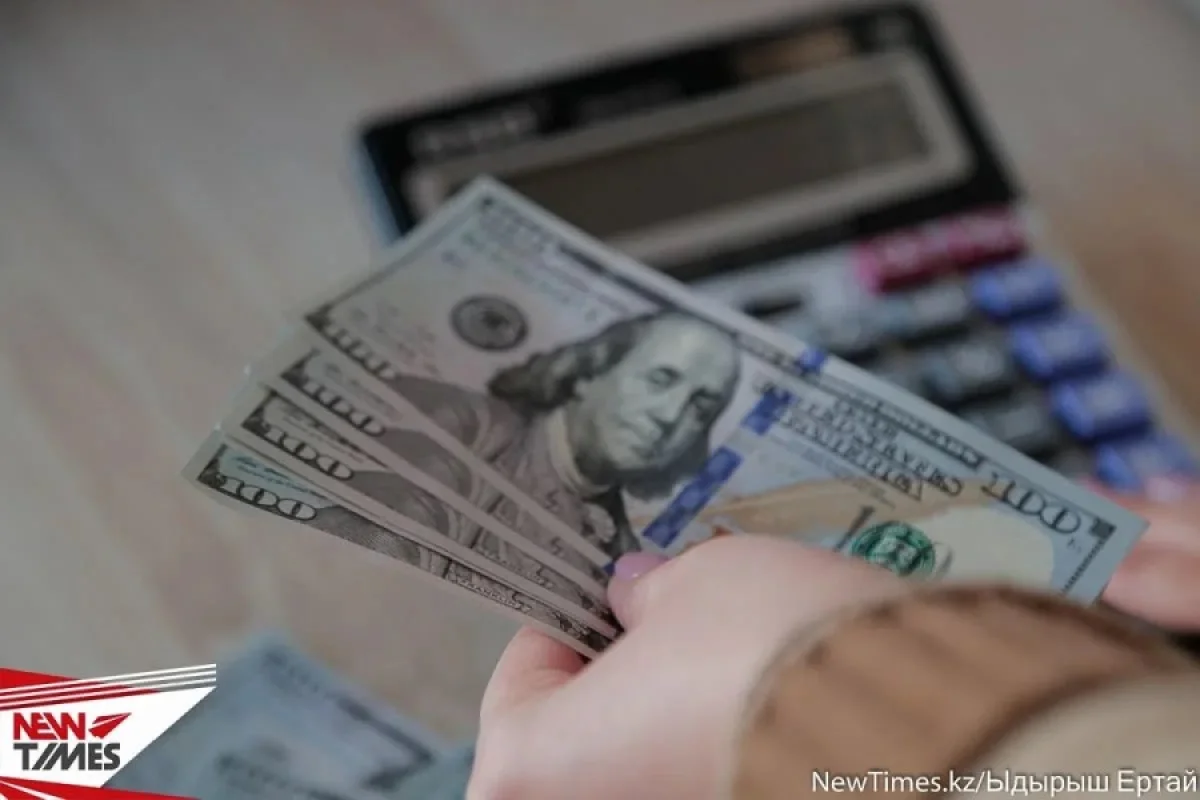 Почем продают доллар перед выходными в Казахстане