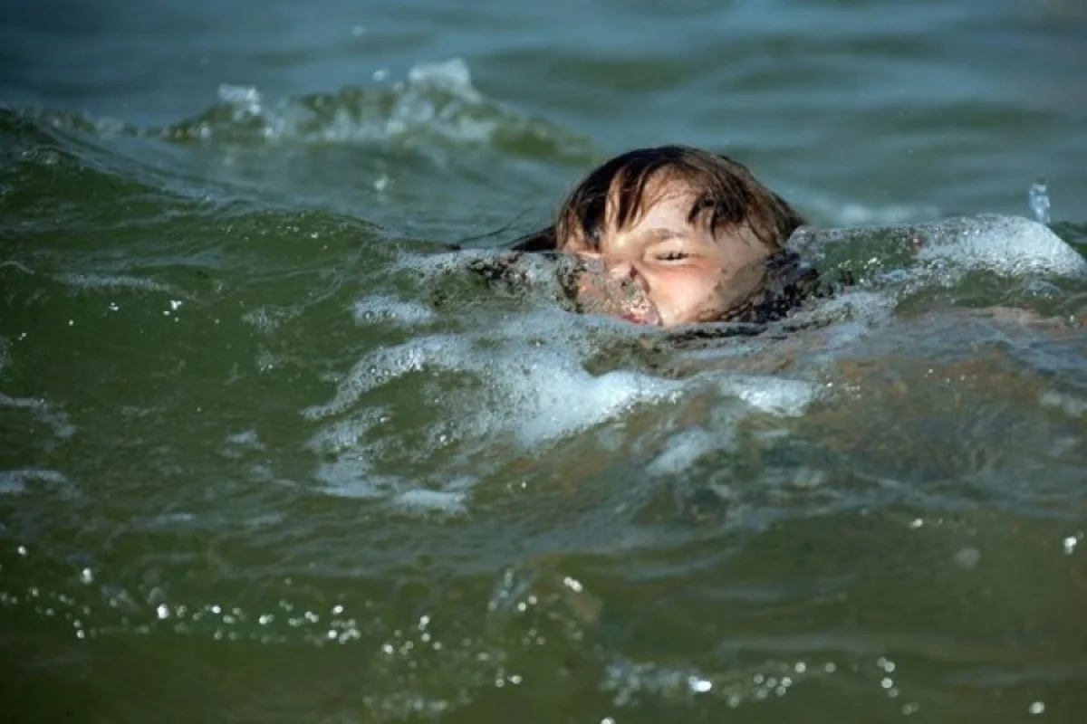 Видео утонувший девушки. Купаться в реке. Женщины купаются в реке. Мальчик на реке.