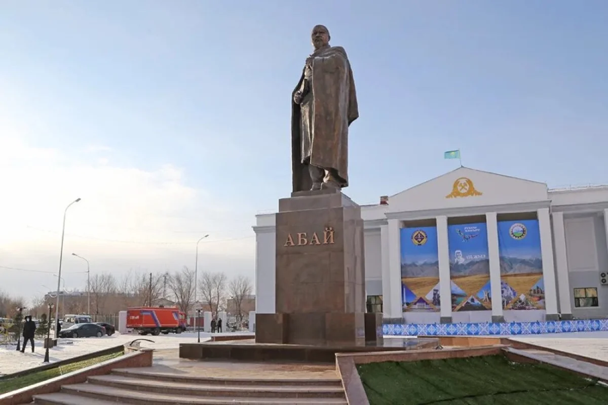 Где находится абая. Памятник Абаю Кунанбаеву в Караганде. Абай Құнанбаев памятники в Казахстане. Абай Кунанбаев памятник Караганда. Памятник Абаю Кунанбаеву в городе Абай.