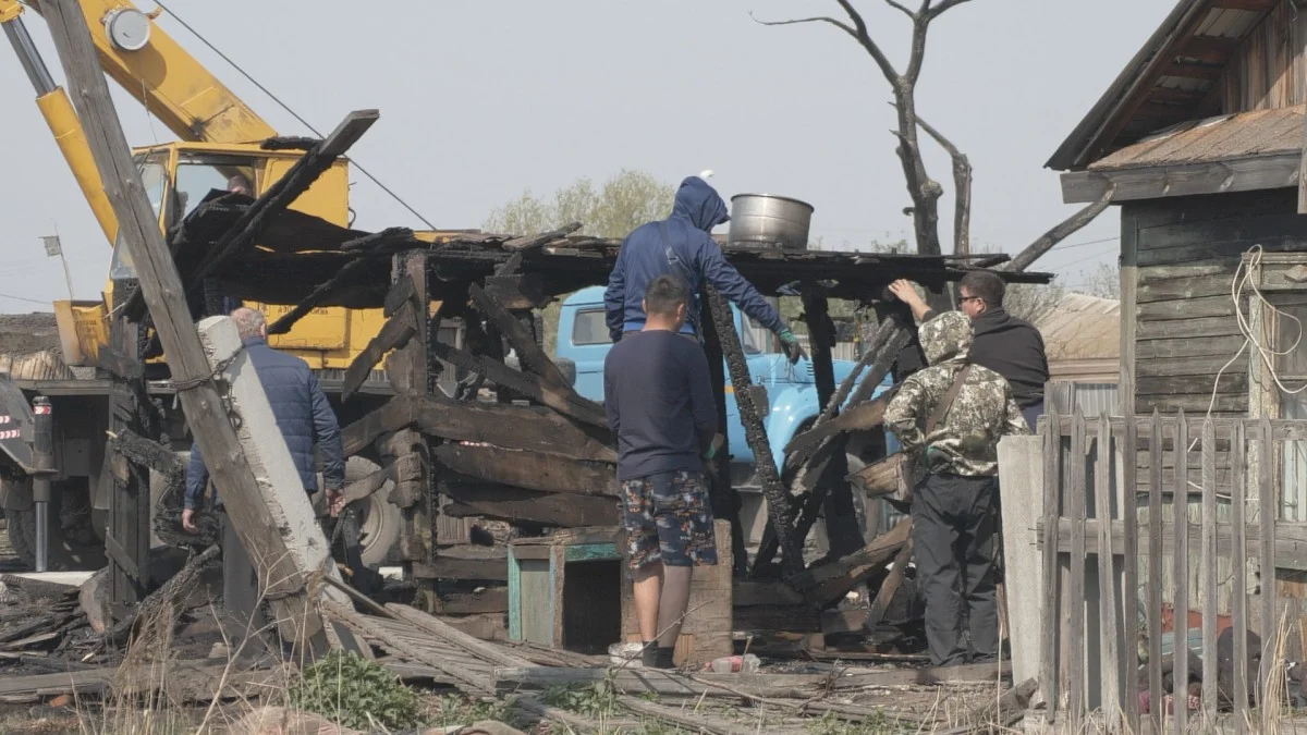 На пепелище в Петропавловске погорельцы собирают остатки нажитого