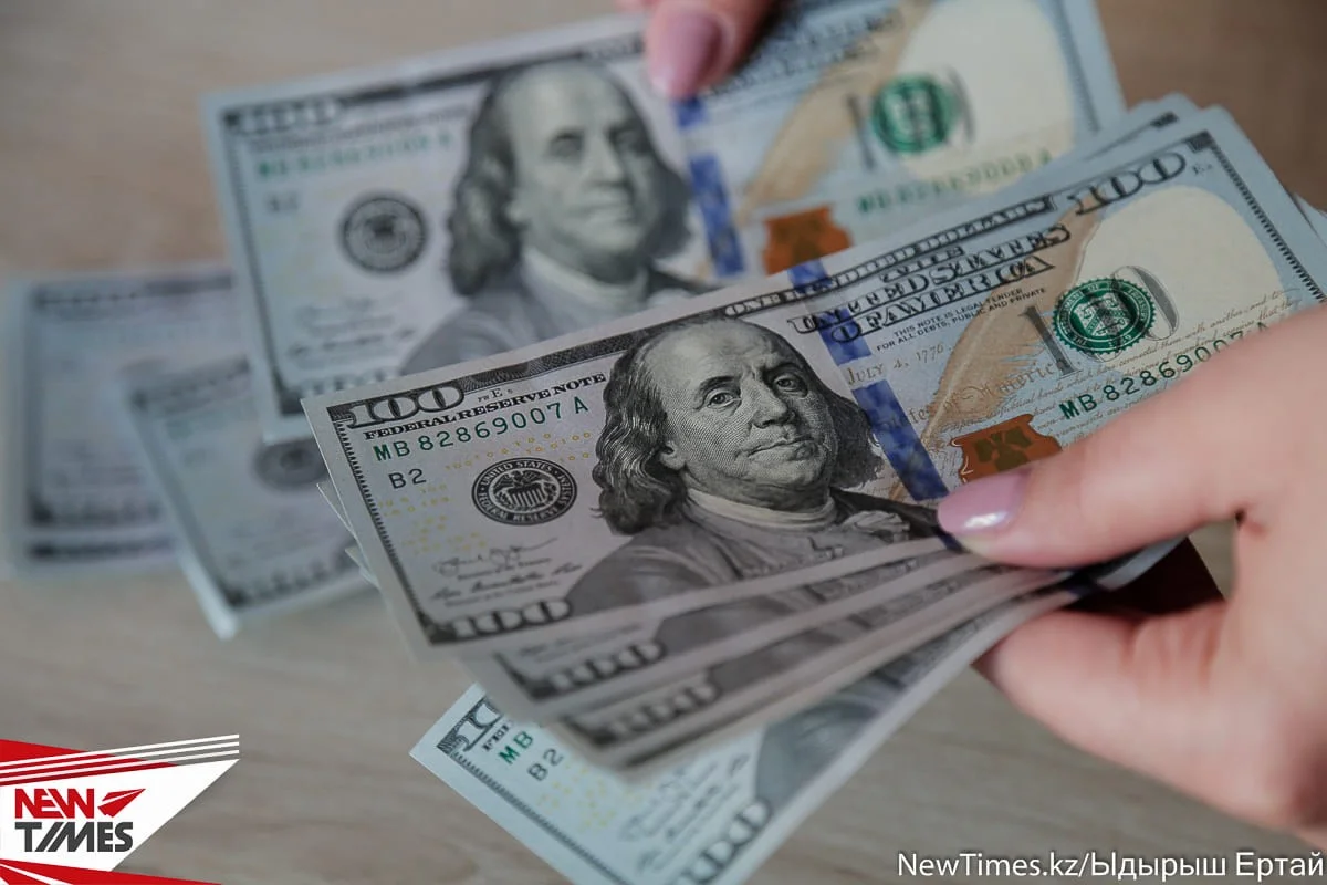 Почем продают доллар в праздничные дни в Казахстане