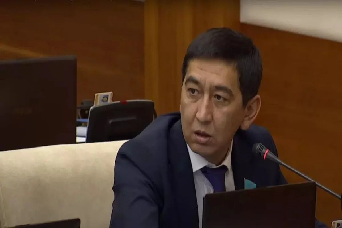 «Елбасының өзіне ауыр сөз айтты»: Айтыскер ақын әріптесі Ринат ...