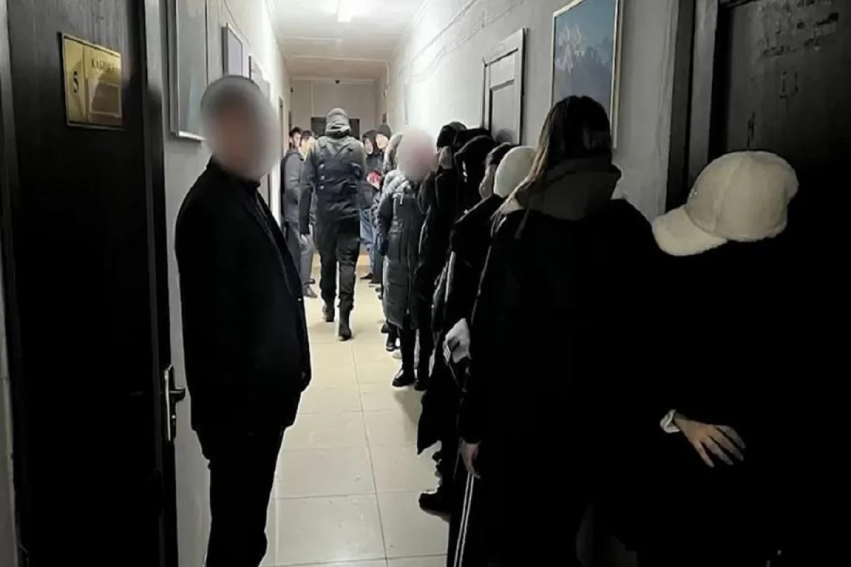 12 проституток задержали возле сауны в Актау