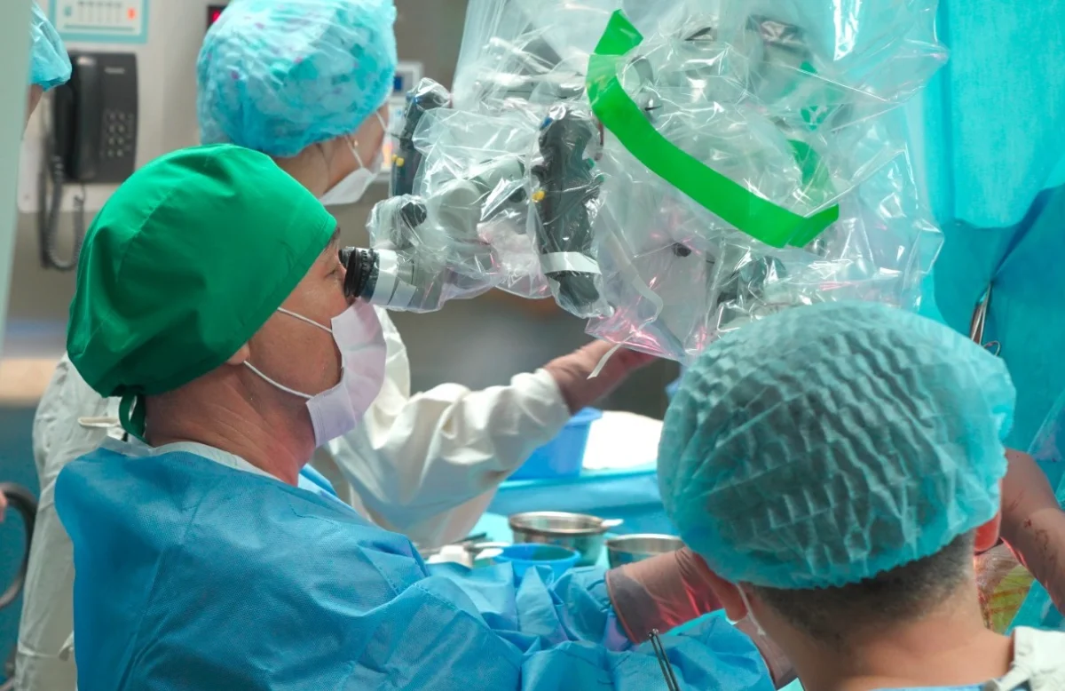 Врач с часами и стетоскопом. Что делает женский врач. Врач держит часы. Красивый доктор женщина. Девушка врач улыбается.