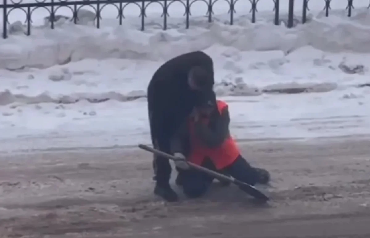 Мужчина напал на дорожного рабочего в Астане