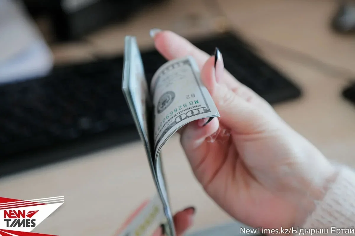 Почем продают доллар в обменниках РК 28 февраля