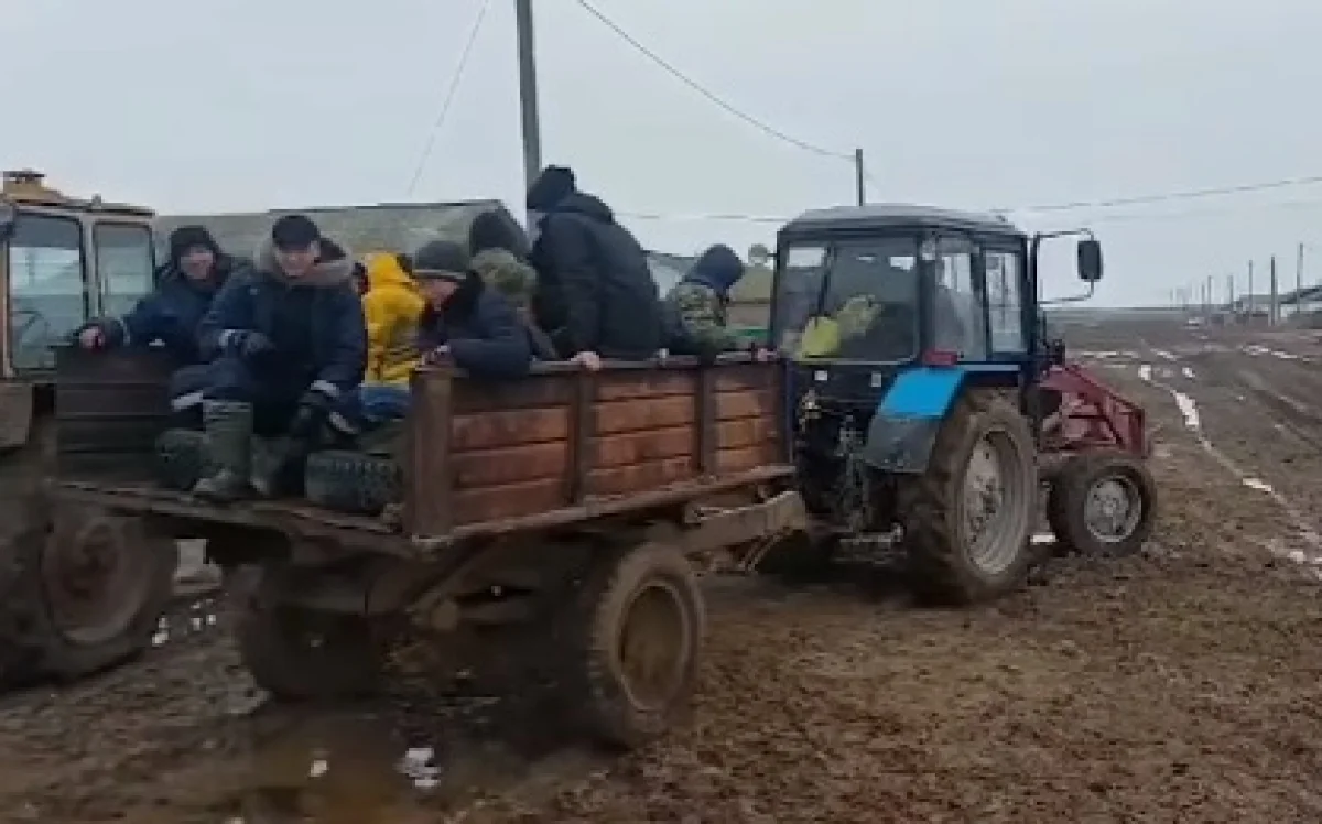 Школьников на ЕНТ пришлось вывозить на тракторе по грязи – видео