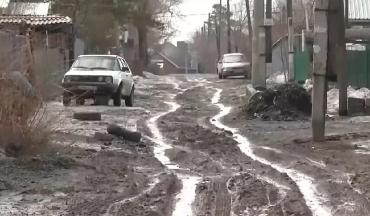 По непролазной грязи на спине вынуждены носить детей в школу в Караганде