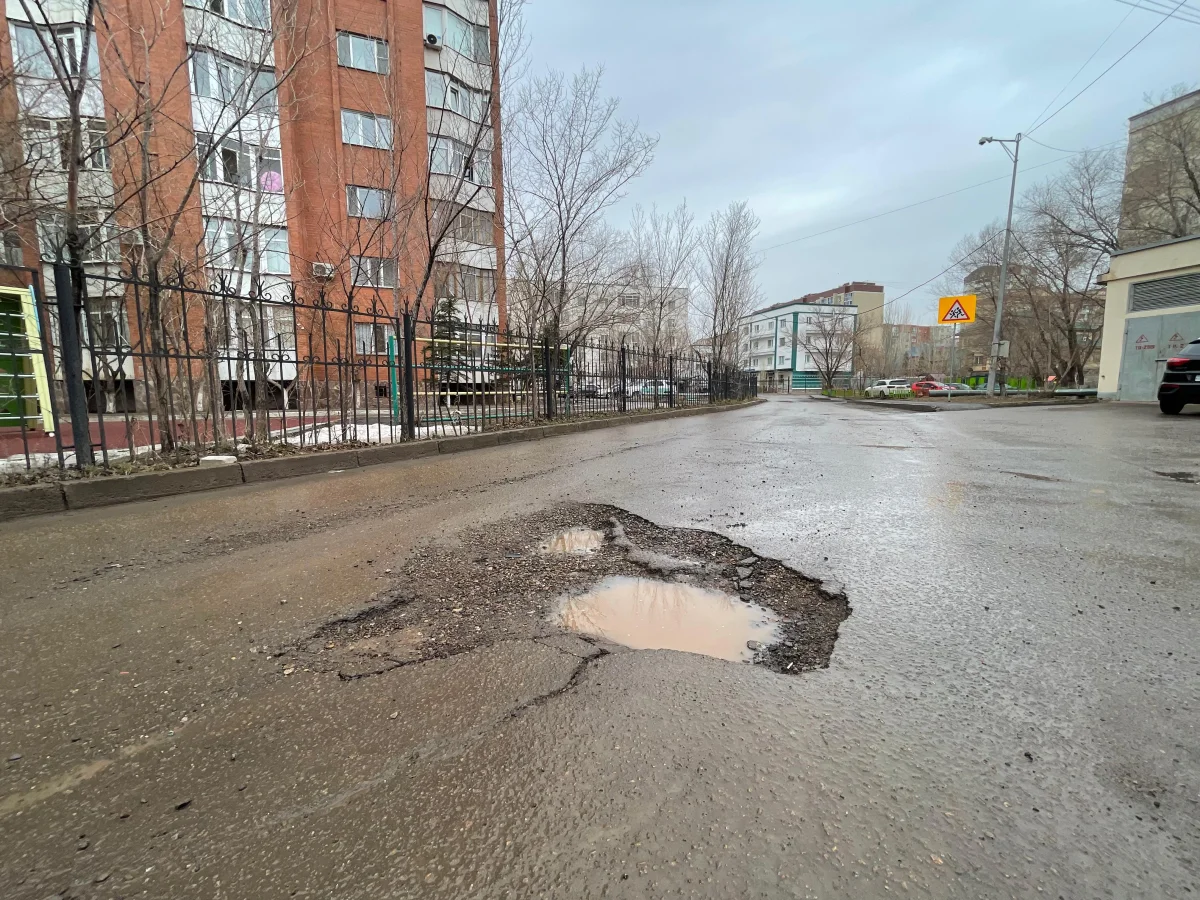 Нет средств на новый асфальт: Яма на яме на правом берегу столицы