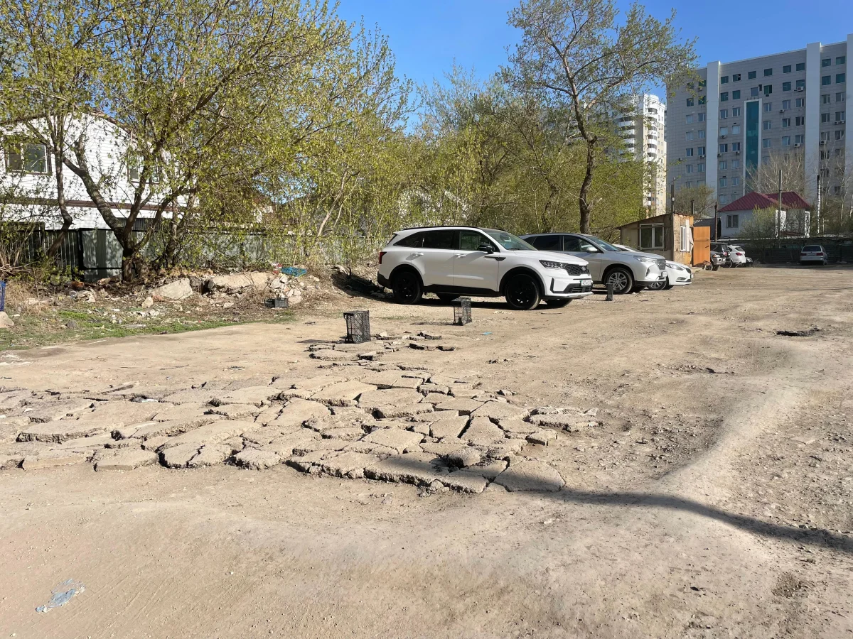 Ямы, наглые водители и самовольная парковка: Жизнь в частном секторе в  центре Астаны