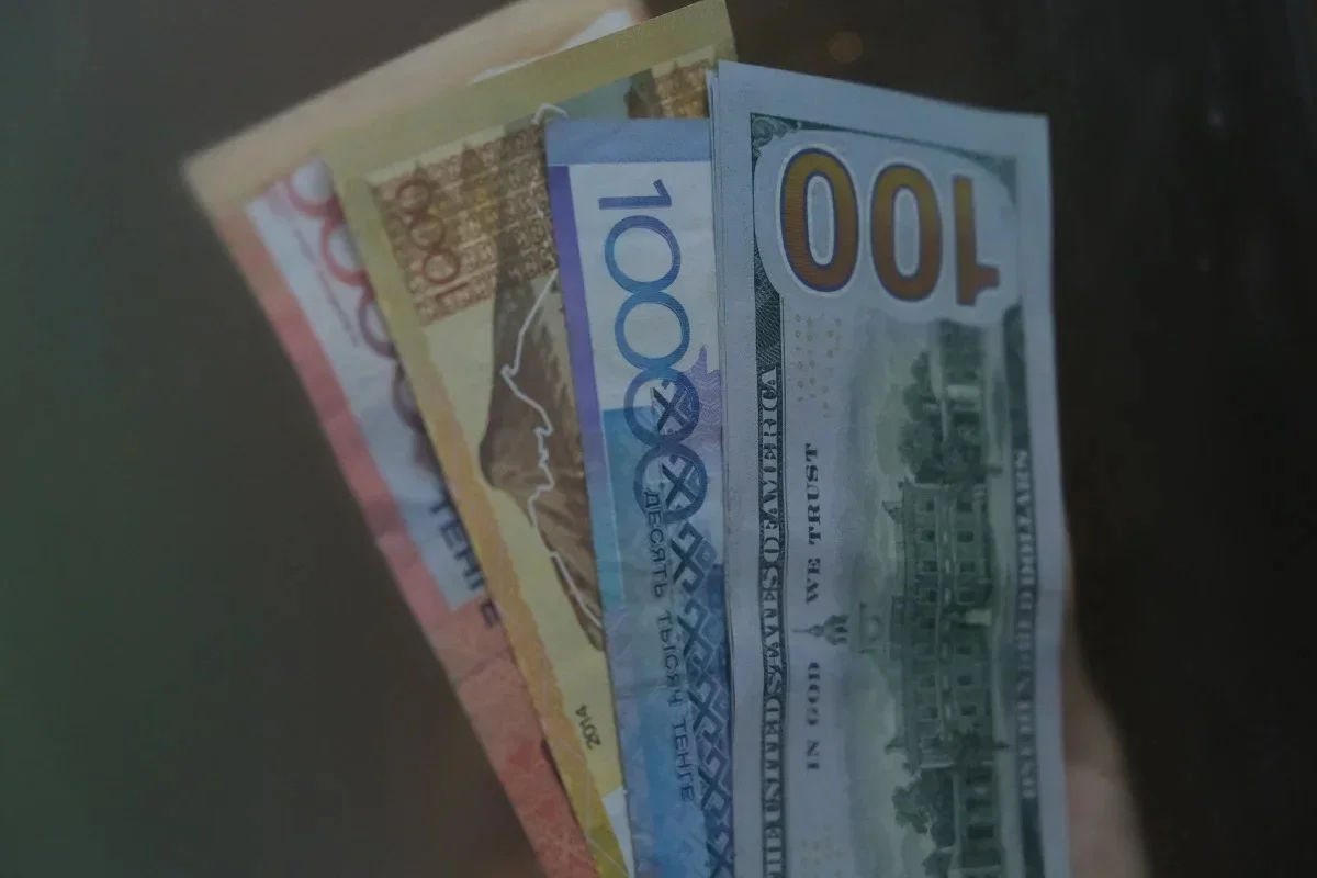 Деньги тенге. Казахский тенге в евро. Доллар евро рубль. Валюта казахстана фото. Казахский тенге в евро.