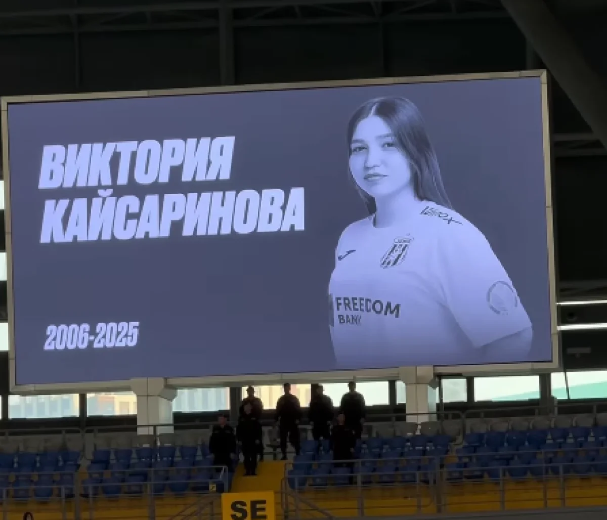 Күйеуі әйелін басқа адамдармен трахает (порно онлайн) піскен түкті есектер таралу үстінде иіліп