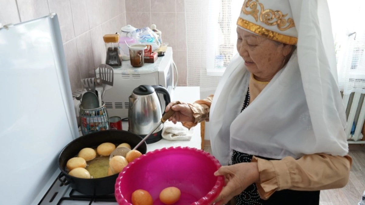 74-летняя жительница Семея знает около десятка рецептов приготовления  баурсаков