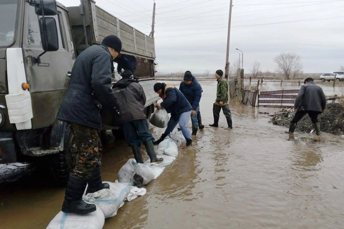 Паводки в казахстане уральск. Паводок. Наводнение в Казахстане. Потоп в ЗКО. Затопление населенных пунктов.