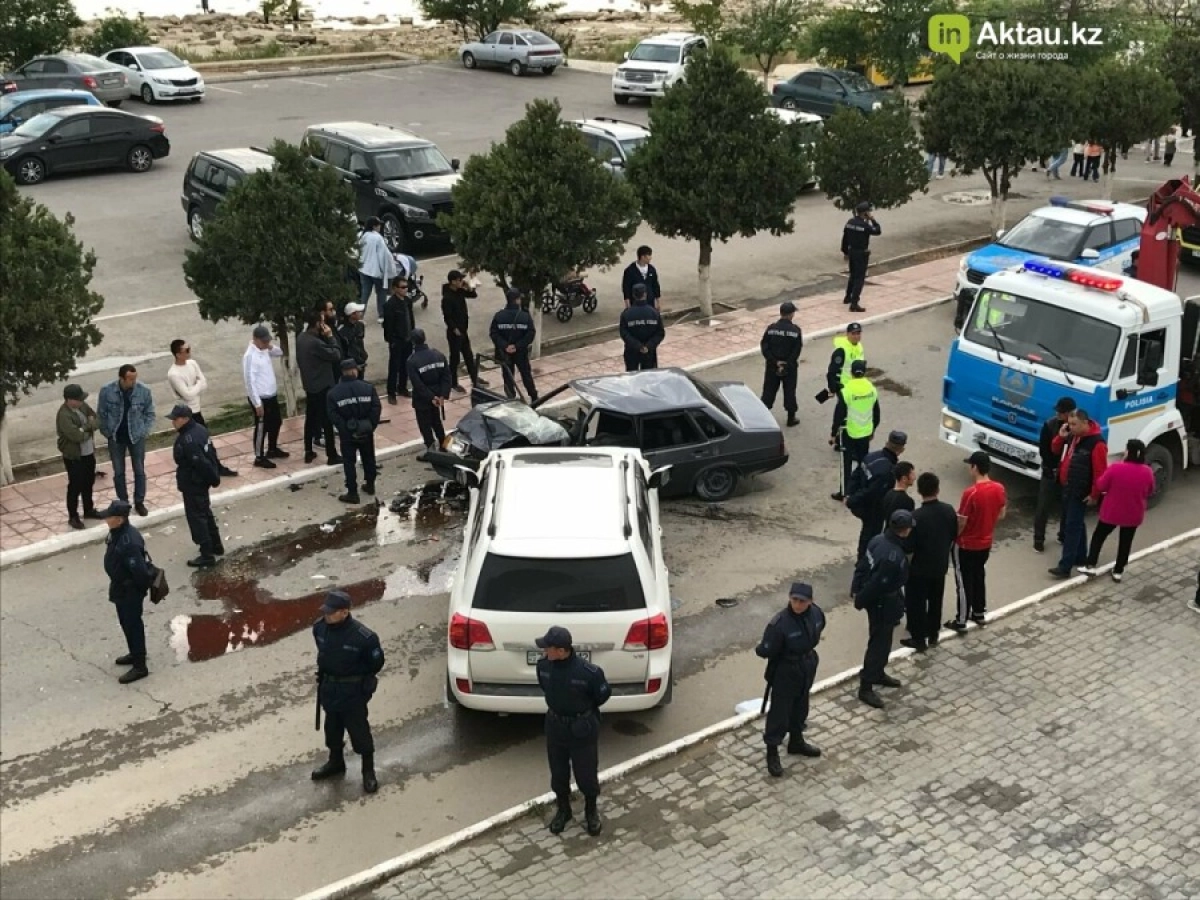 Опубликованы фото с места тройного ДТП в Актау, где пострадало шесть человек