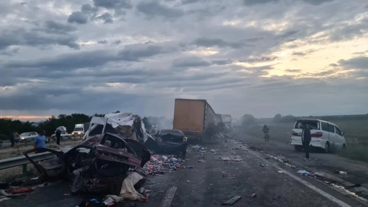 Большегруз протаранил 10 авто на трассе в Жамбылской области: Погиб  человек, начался пожар