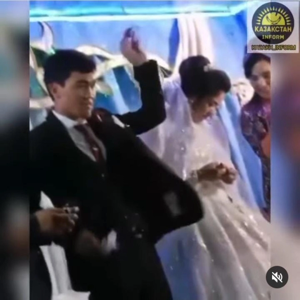 Невеста узбекистан жених. Свадьба в Узбекистане. Узбекская свадьба. Невеста Узбекистан. Ударил невесту на свадьбе в Узбекистане.