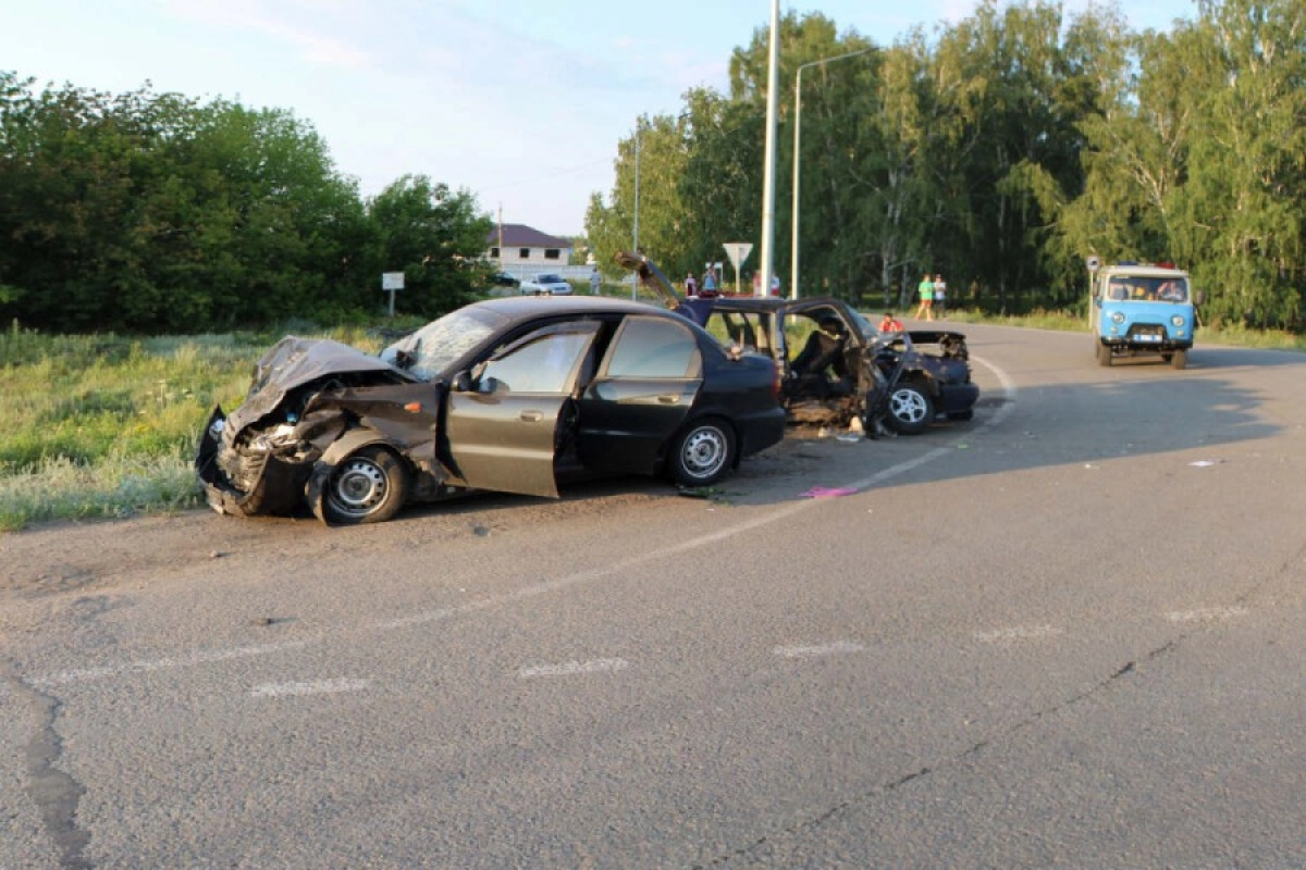 Один человек погиб и восемь травмированы в жуткой аварии в СКО