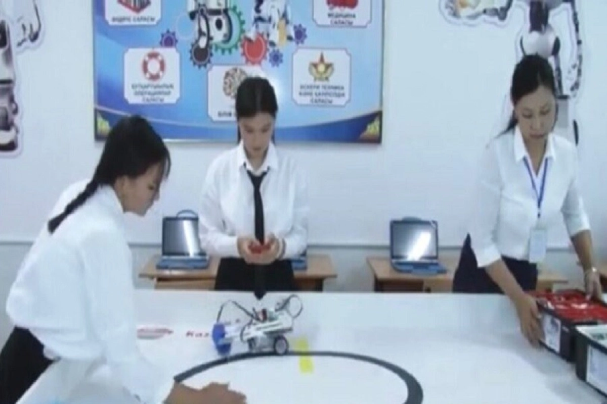 Аналог робота-пылесоса изобрели школьницы в Туркестанской области