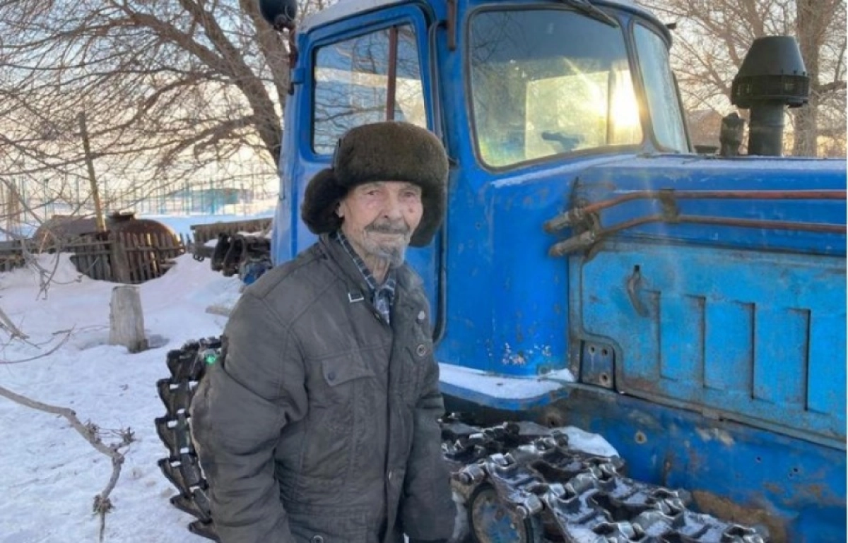 84-летний аксакал-супермен добровольно чистит село от снега