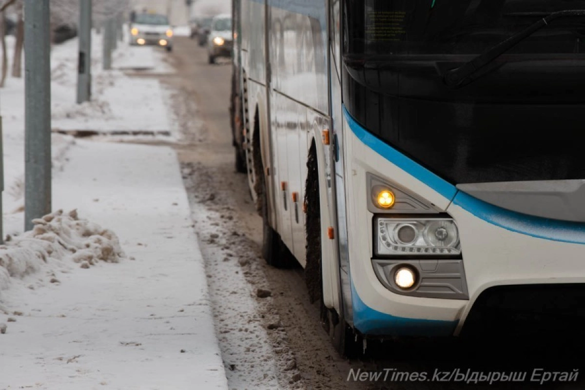 В Актау водитель автобуса высадил школьника за городом