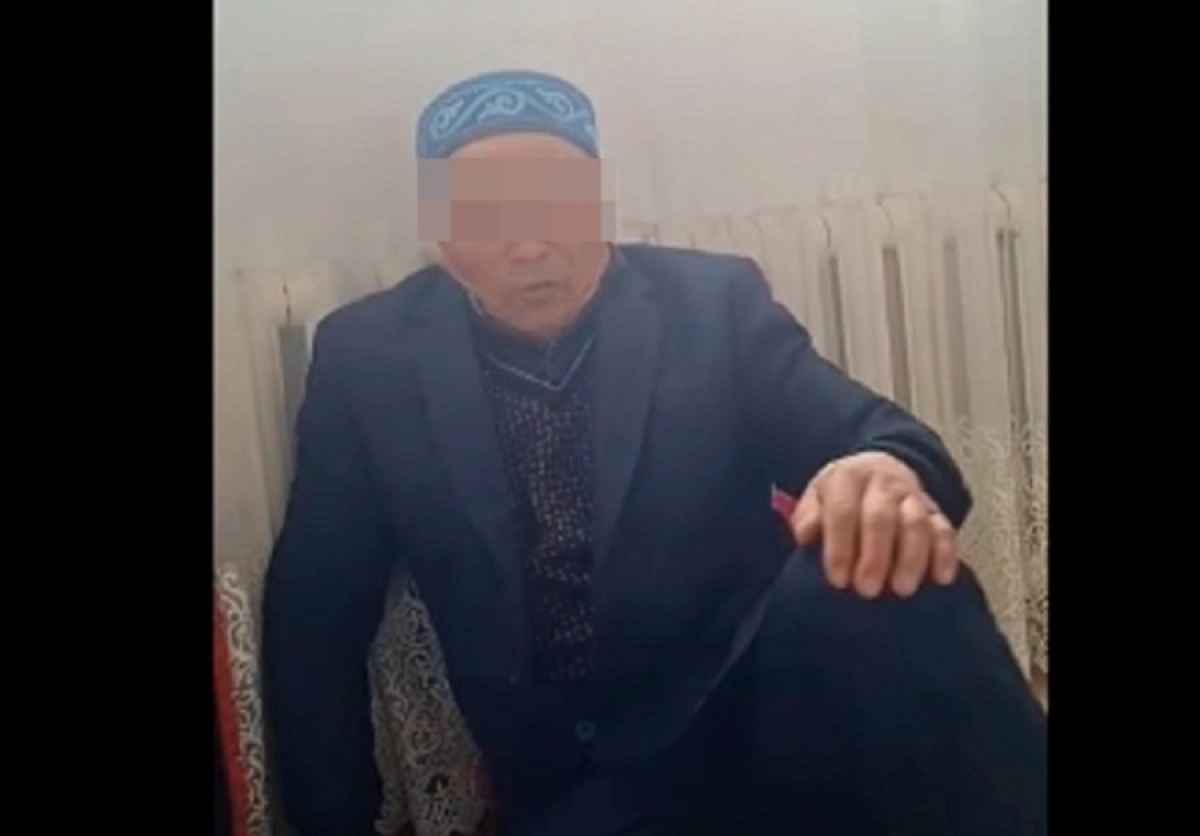 сарқырама астындағы жартастың жанында жалаңаш қыз