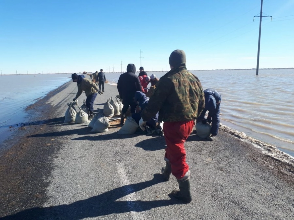 Обстановка с паводком в казахстане. Паводок. Паводок фото. Наводнение ЗКО. Казахстан паводки.