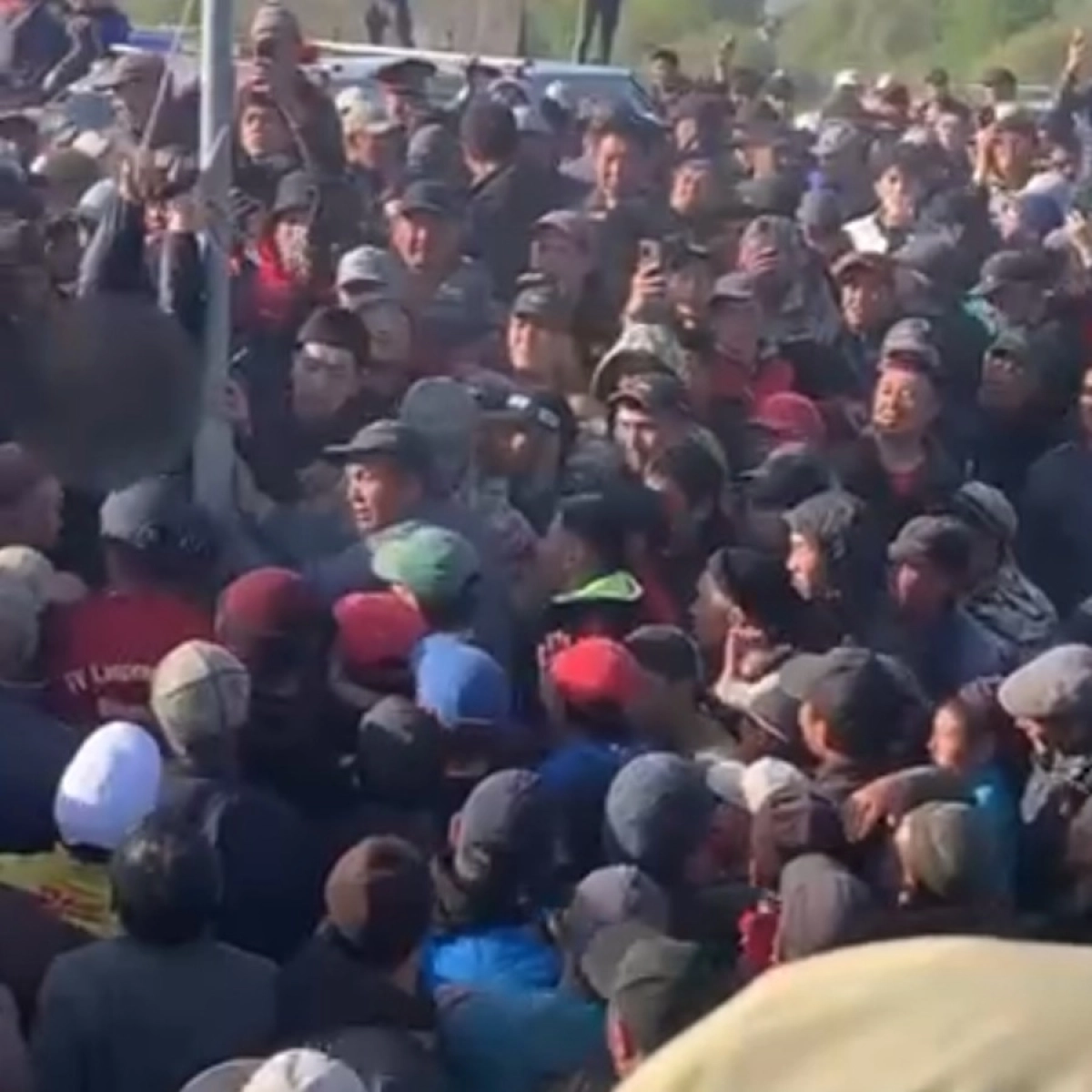 В Сочи толпа мужчин и женщин подралась на базе отдыха. Видео