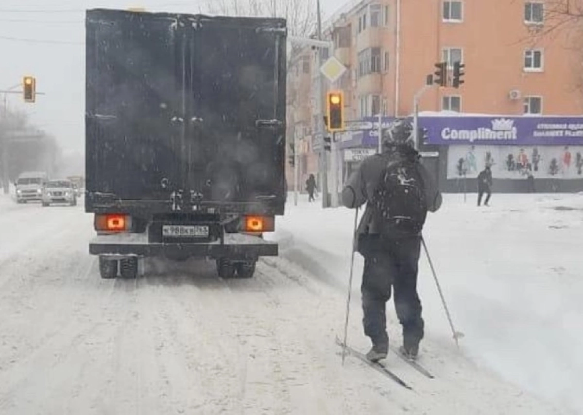 На лыжах передвигаются астанчане из-за транспортного коллапса