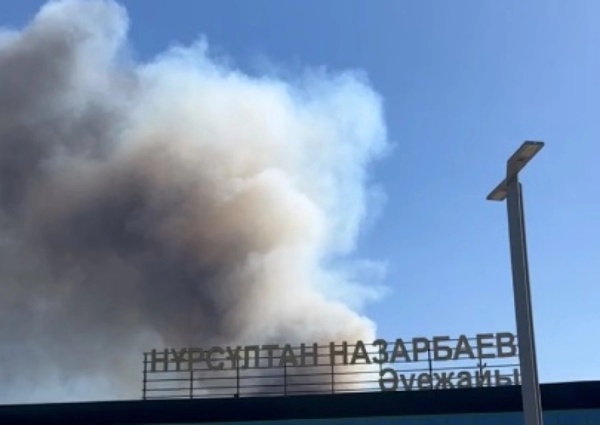 Пожар аэропорт. Горящий самолет в аэропорту. Пожар в астане сегодня 2023. Казахстан аэропорт загореться. Пожар камыша.