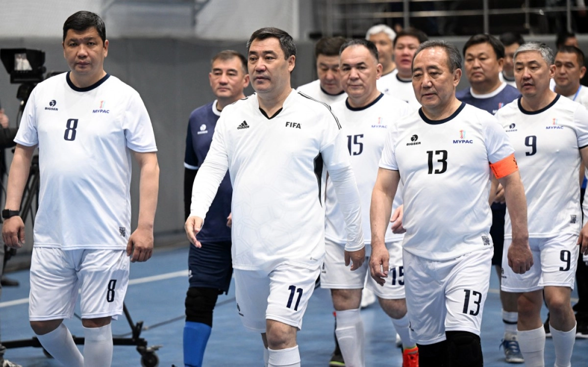 Президент Кыргызстана на турнире по футболу забил шесть голов и вывел свою  команду в четвертьфинал