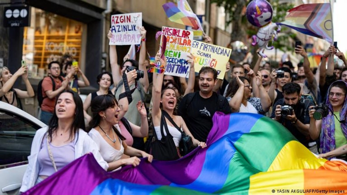 Массовые задержания прошли в Турции во время гей-парада
