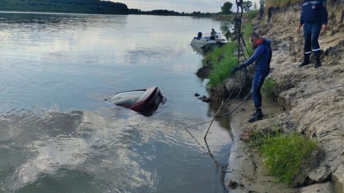 Пропавшего мужчину нашли в авто на дне Иртыша в Павлодарской области