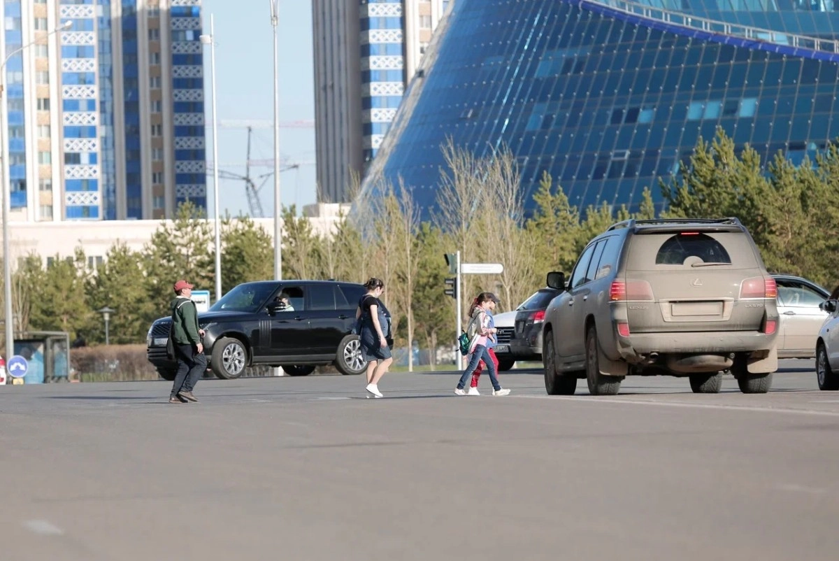 Больше половины опрошенных казахстанцев недовольны своей жизнью