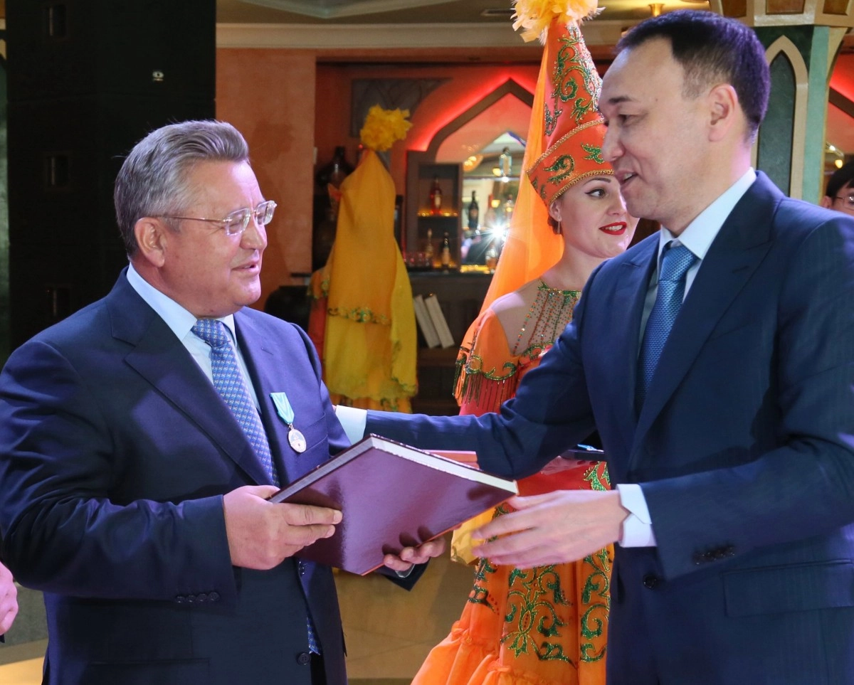 Сергей Кулагин и Архимед Мухамбетов. Фото: Сергей Миронов/«Костанайские новости»