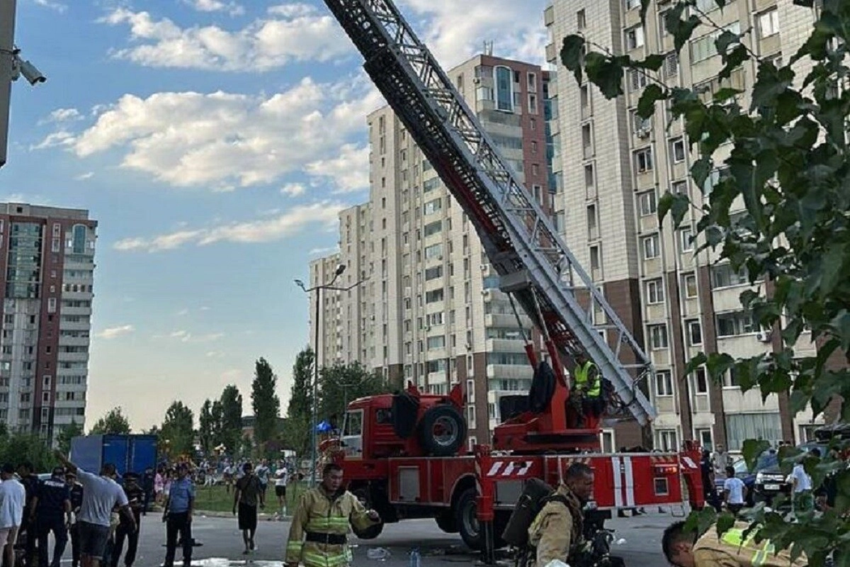 Не понял, сколько человек вынес на улицу»: Очевидец пожара в Алматы