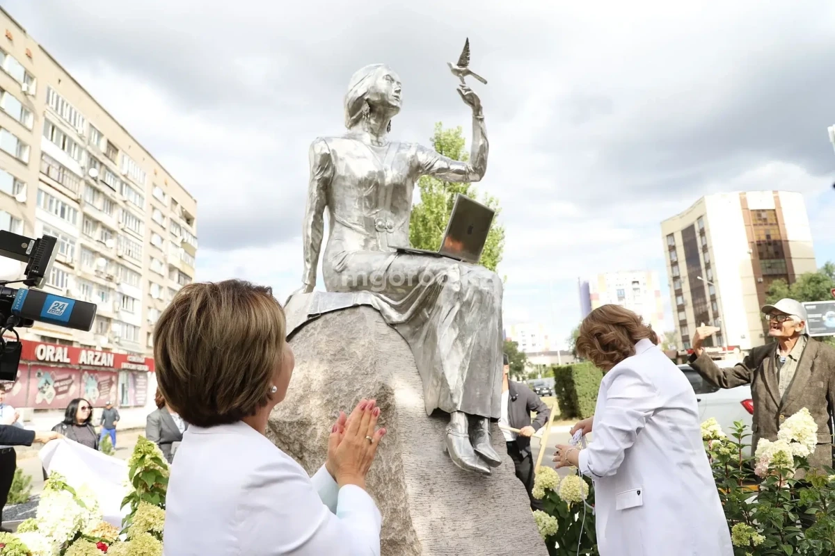 Монумент женщины с ноутбуком открыли в Уральске