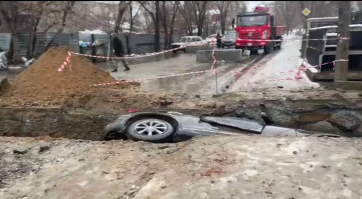 Автомобиль с ребенком внутри провалился в траншею в Костанае