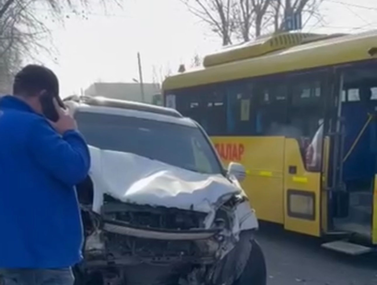 Внедорожник врезался в школьный автобус в Алматы