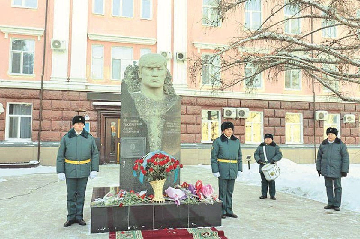 Фото автора. Памятник Кайрату Рыскулбекову в Семее