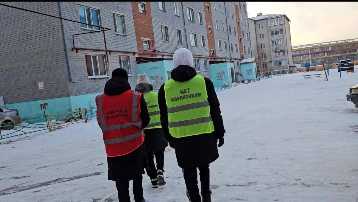 Полицейские с волонтерами закрасили наркограффити в Кокшетау