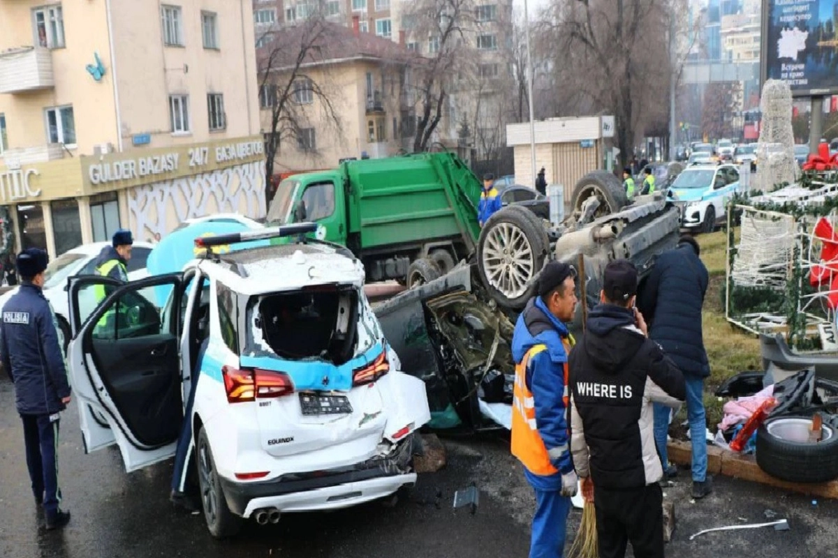 Водитель потерял сознание за рулем: Авария с участием полиции произошла в  Алматы