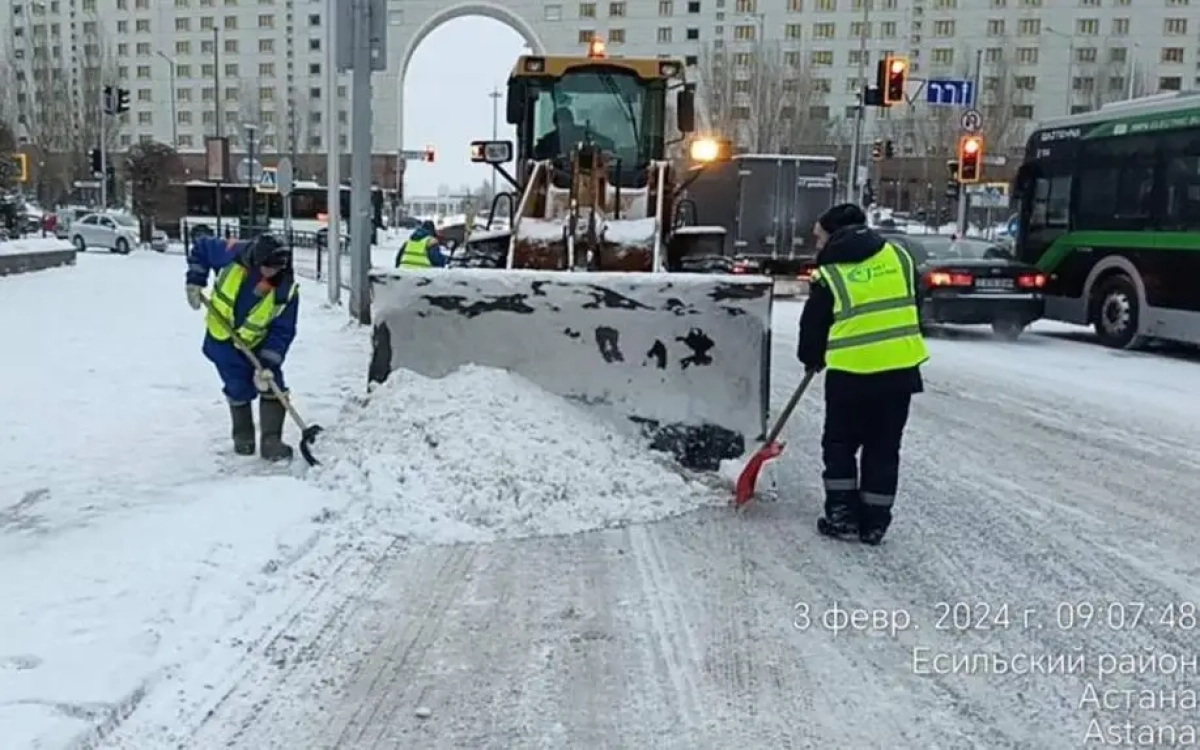 Более 2,5 тыс дорожных рабочих убирают в снег в Астане