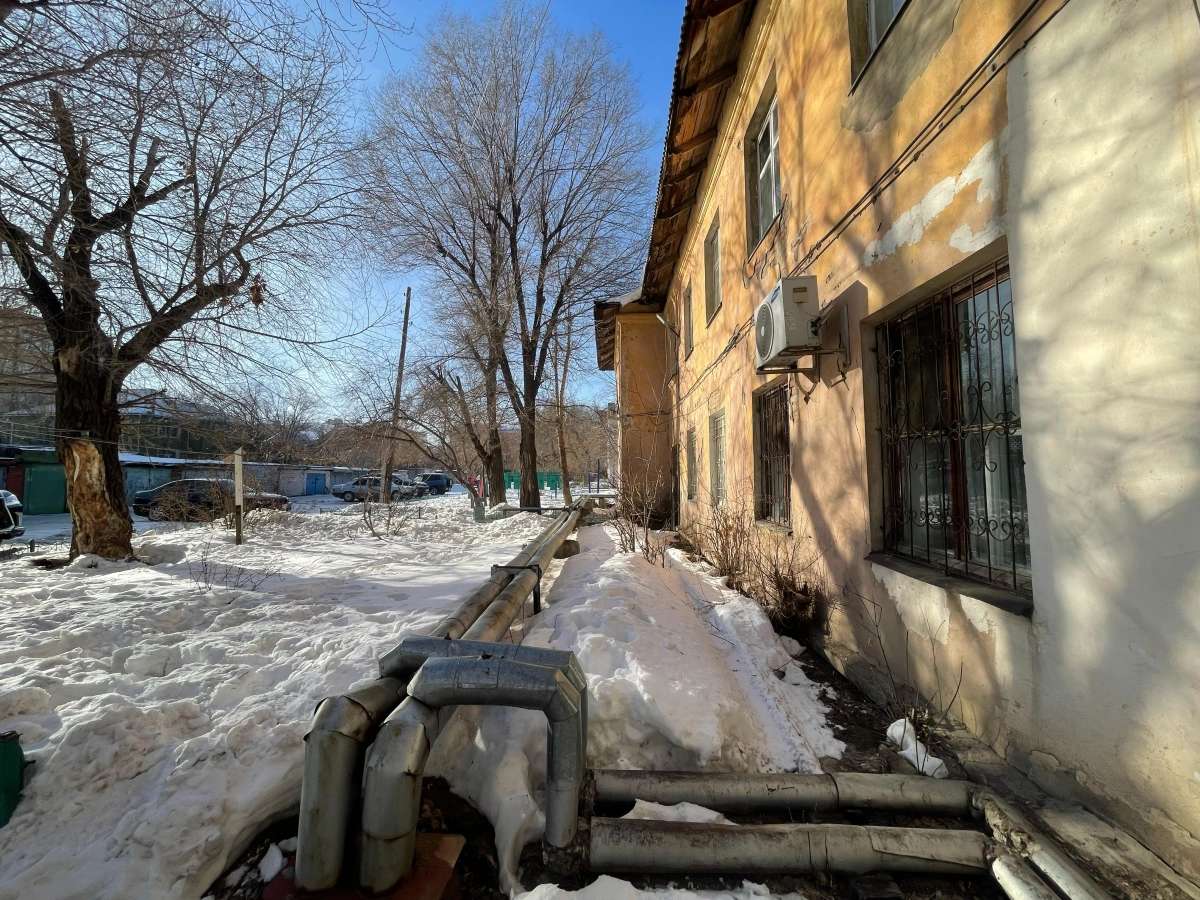 В доме с фекалиями под полом и постоянной вонью вынуждены жить в Астане