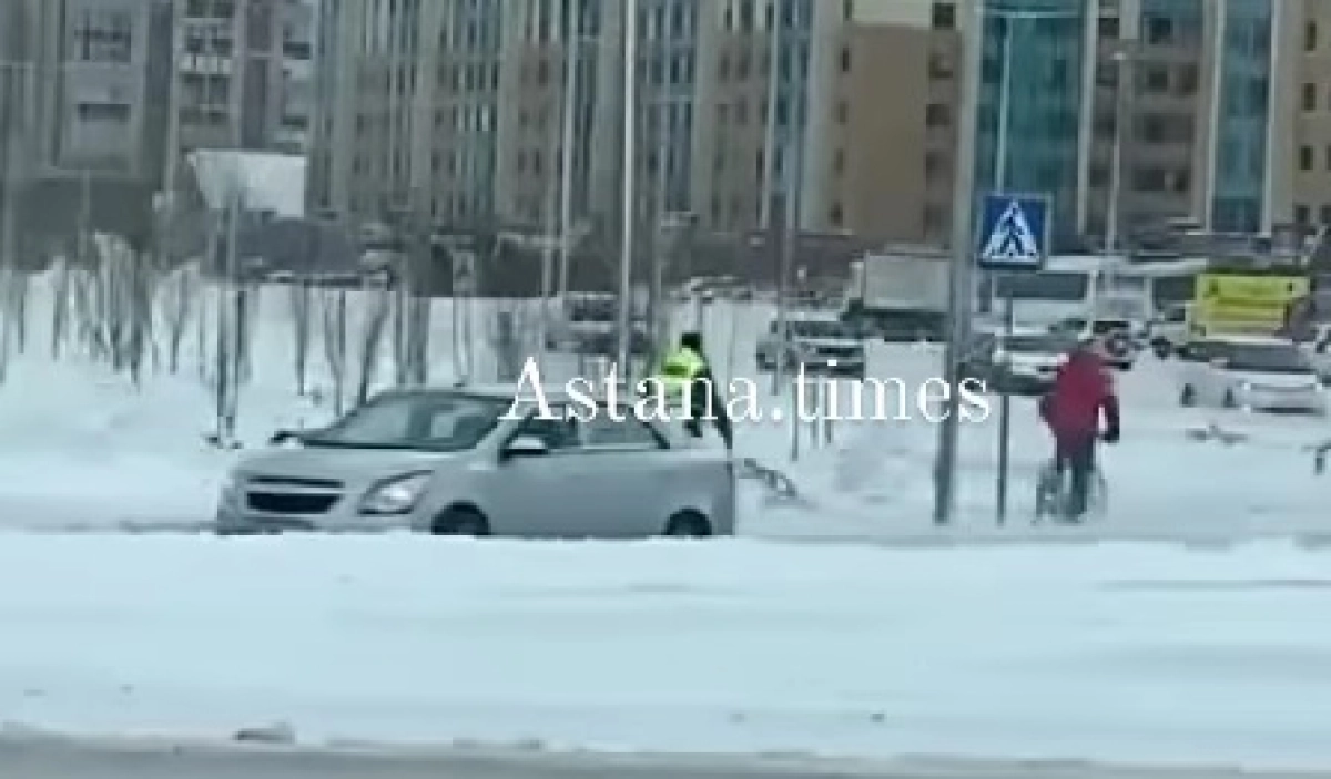 Необычную погоню за велосипедистом в Астане сняли на видео