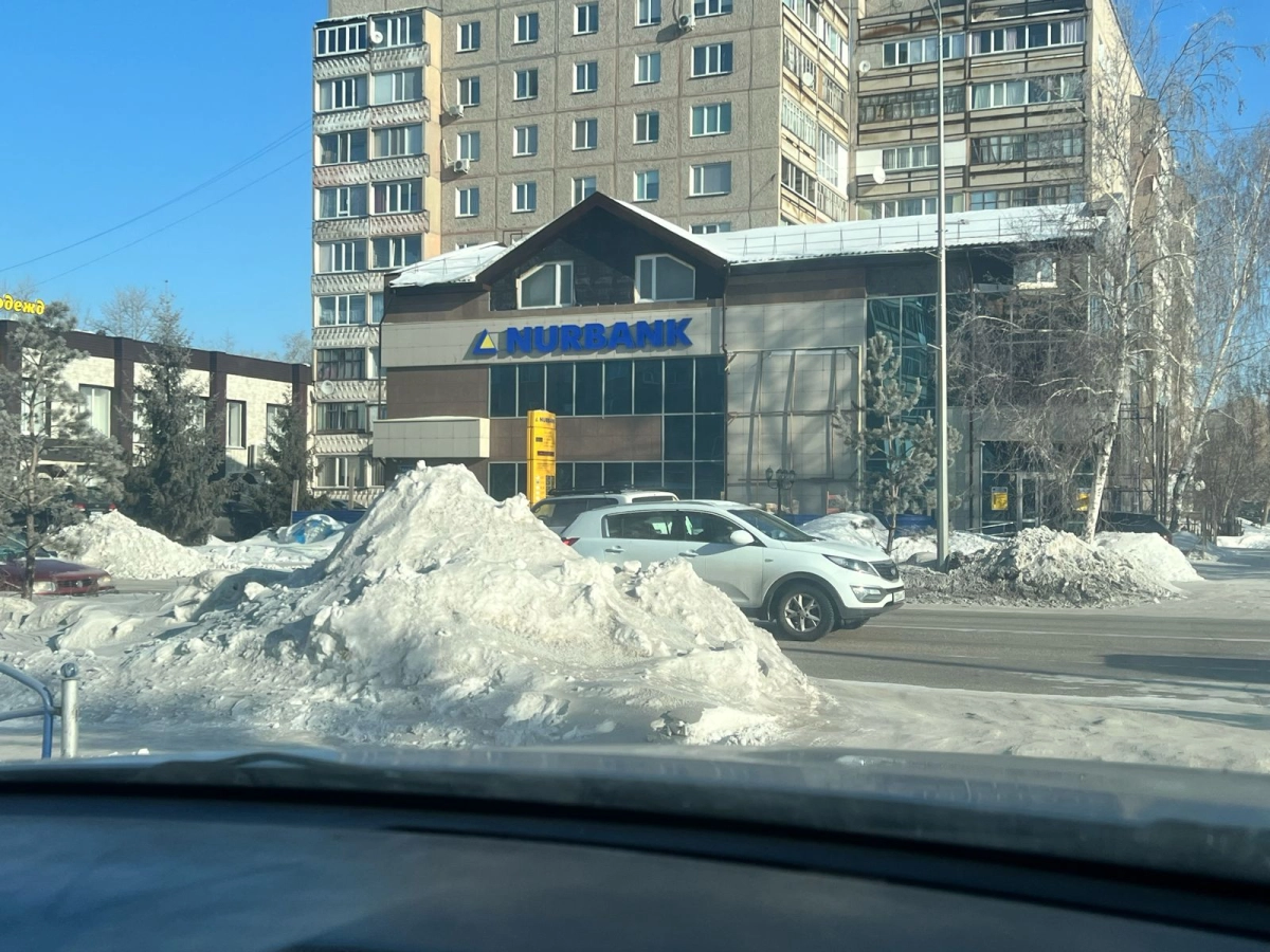 Огромными сугробами завален Петропавловск после уборки снега